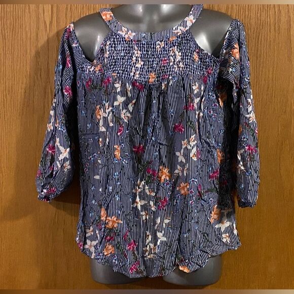 Maurices Tops - 🌺3for $30🌺Maurice’s Brand Shirt with Open Shoulder, size M. (S103)